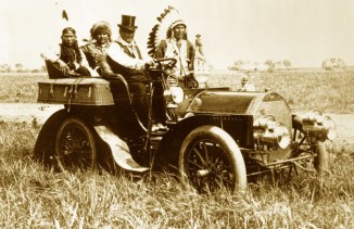 Geronimo_in_a_1905_Locomobile_Model_C